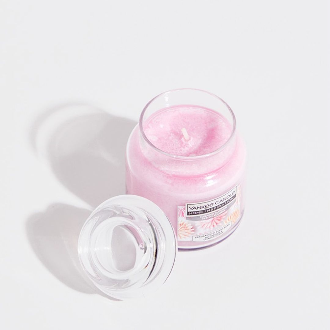 Sugared Blossom Small Jar Colourful blossoms, sparkling with sugar crystals, placed upon a delicious frosted confection. Yankee Candle® Home Inspiration® Sugared blossom will fill your home with a sweet blossom scent.