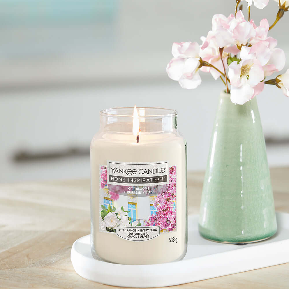 City Blooms Medium Jar The floral scents of gardenia, white lily, and orange blossom surround you as you walk past a garden in the city. 