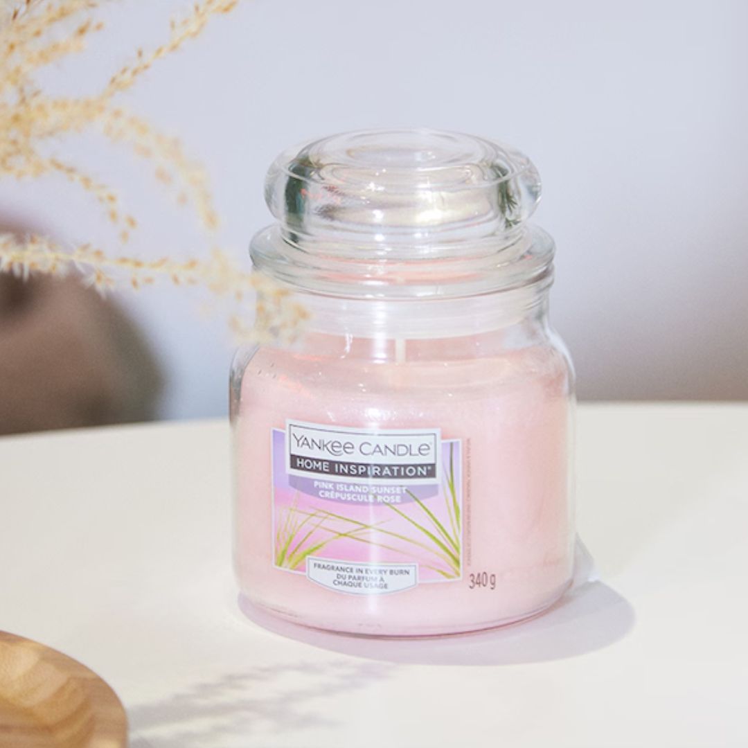 Pink Island Sunset Small Jar Tropical fruits and citrus of the Yankee Candle® Home Inspiration™ Candle will have you thinking of gentle trade winds and full, pink sunsets stretching the horizon.