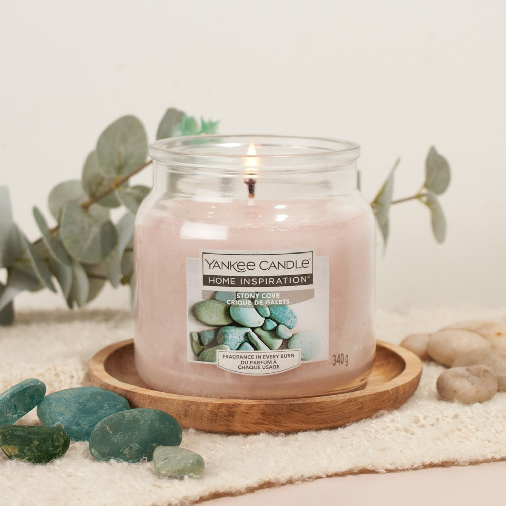 Stony Cove Medium Jar Yankee Candle® Home Inspiration® Stony Cove Scented Candle gives you a sense of serenity and relaxation. You will feel the living space as a quiet place by the water filled with the scent of sweet orange blossom and white musk. 