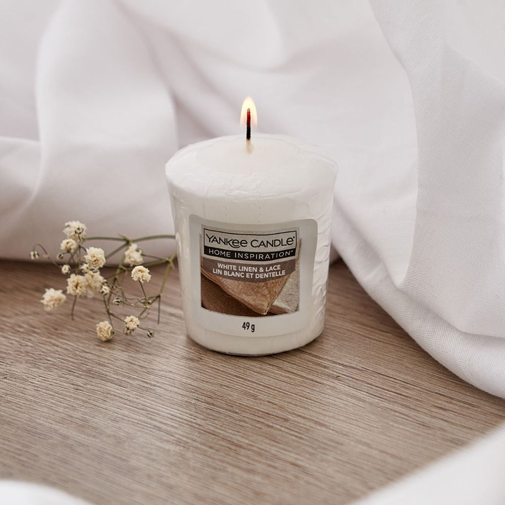 White Linen & Lace Votive This elegant fragrance by Yankee Candle® Home Inspiration® features top notes of ozonic breeze, apple blossom, and raspberry leaf.