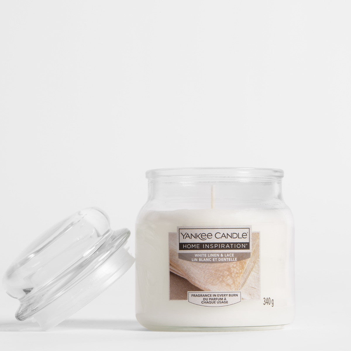 White Linen & Lace Medium Jar This elegant fragrance by Yankee Candle® Home Inspiration® features top notes of ozonic breeze, apple blossom, and raspberry leaf.