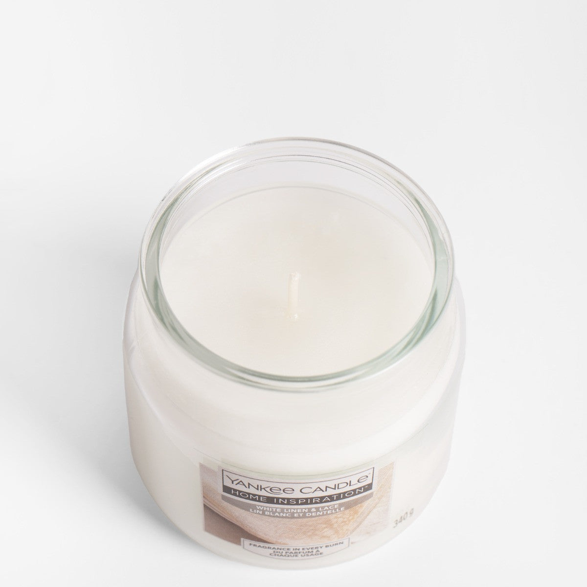 White Linen & Lace Medium Jar This elegant fragrance by Yankee Candle® Home Inspiration® features top notes of ozonic breeze, apple blossom, and raspberry leaf.